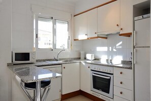 Kühlschrank, Mikrowelle, Ofen, Herdplatte