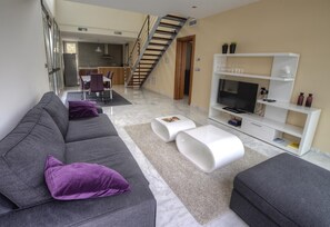 TV - Finca "Modern Orquidea Frontline" with Mountain View, Private Pool & Wi-Fi (Algorfa)