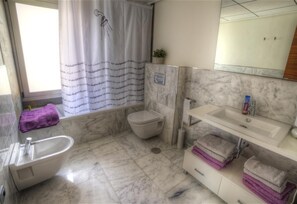 Vasca, asciugacapelli, asciugamani