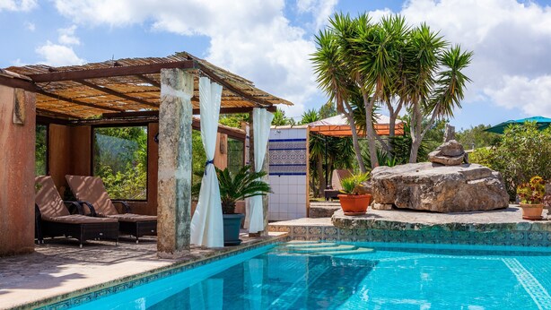 A swimming pool with a tiled edge, lounge chairs, a pergola, and potted plants. - Studio Sur – Adults Only in Mallorca with Shared Pool (Manacor)