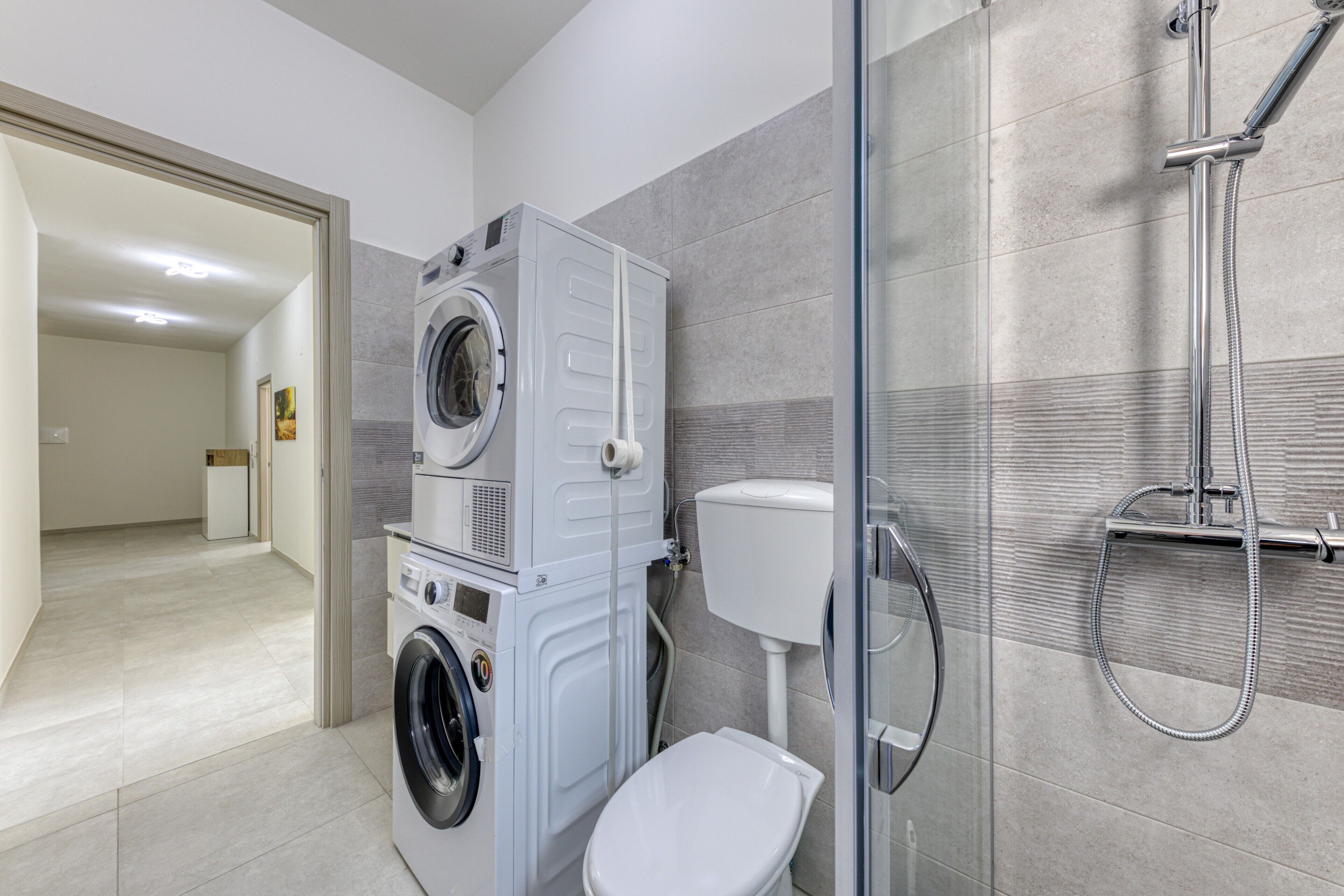 Shower, hair dryer, towels