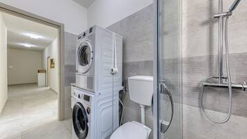 Ducha, secador de pelo y toallas