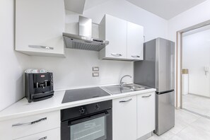 Kühlschrank, Ofen, Herdplatte, Wasserkocher mit Kaffee-/Teezubehör