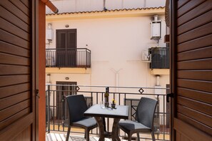 Outdoor dining - Holiday Home 'Appartamento A Pigna' with Balcony, Wi-Fi and Air Conditioning (Balestrate)