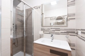 Shower, hair dryer, towels - Holiday Apartment 'Appartamento A Pigna' with Balcony, Wi-Fi & Air Conditioning (Balestrate)