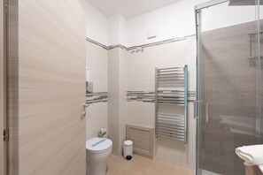 Ducha, secador de pelo, toallas