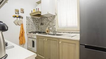 Jääkaappi, mikroaaltouuni, uuni, liesi