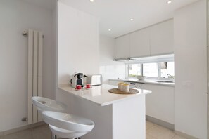 Réfrigérateur, micro-ondes, plaque de cuisson, cafetière/bouilloire