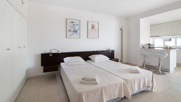 A modern hotel room with two beds, a kitchenette, and a bathroom. - Apartment 'Golden Ocean' with Shared Pool, Wi-Fi and Air Conditioning (Cabanas de Tavira)