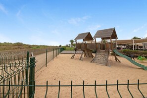 Children’s area - Apartment 'Golden Ocean' with Shared Pool, Wi-Fi and Air Conditioning (Cabanas de Tavira)
