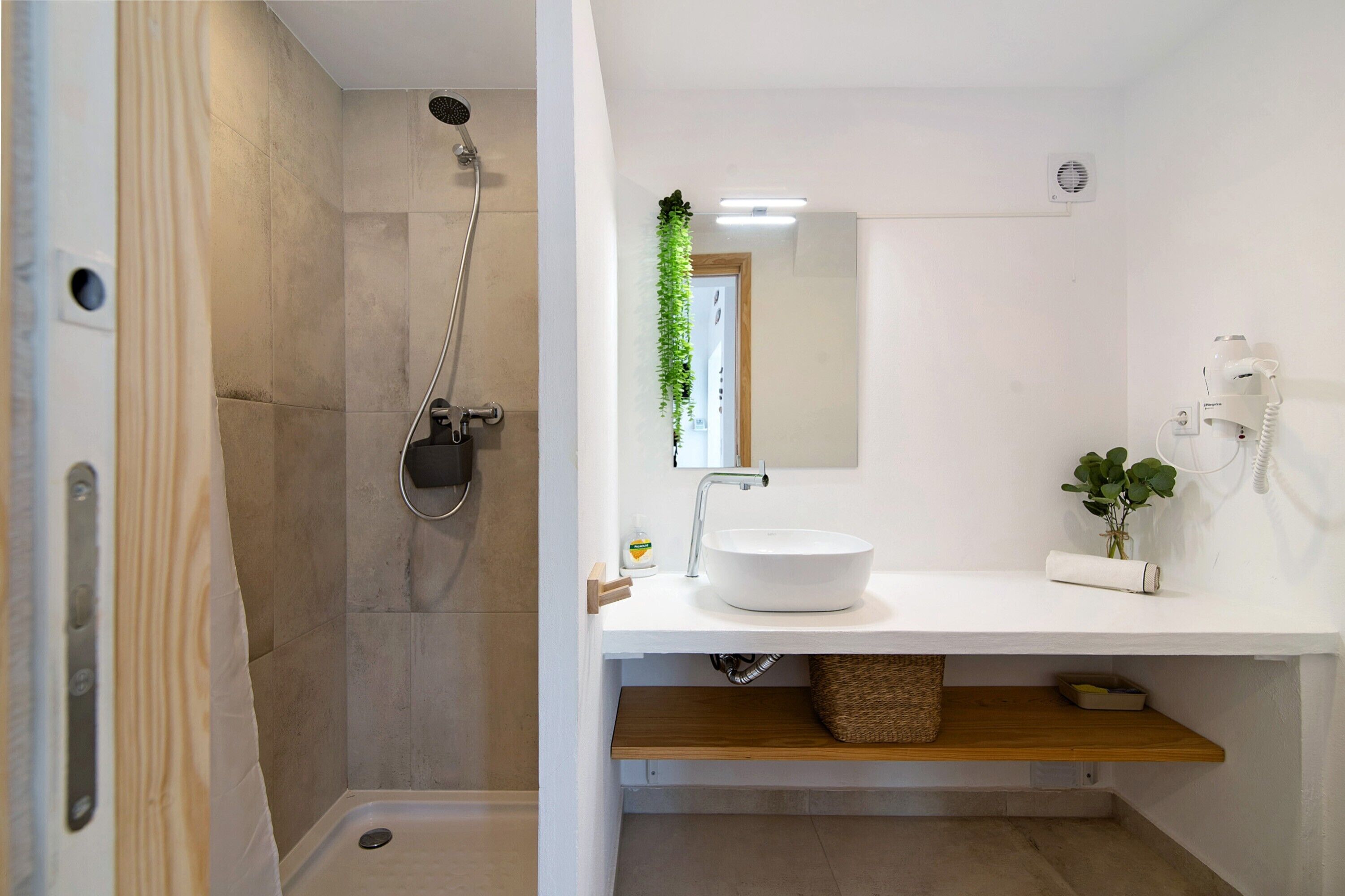 Shower, towels