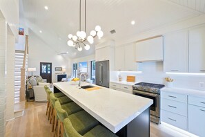 Coffee/tea maker, fridge, microwave, oven - Brand-New Luxury Renovation; 2 King Suites; Designer Kitchen in Seaside (Santa Rosa Beach)