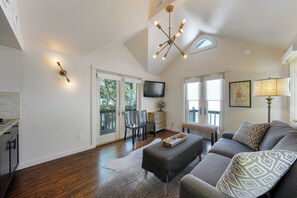 Smart TV - Seaside Guest Cottage 194 Feet to Beach and 1/2 Block to Town + 2 Adult Bikes (Santa Rosa Beach)