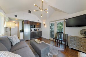 Smart TV - Seaside Guest Cottage 194 Feet to Beach and 1/2 Block to Town + 2 Adult Bikes (Santa Rosa Beach)