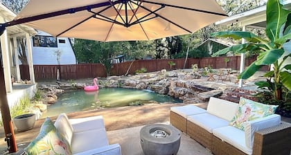 Historic Downtown Carriage House & Oaisis