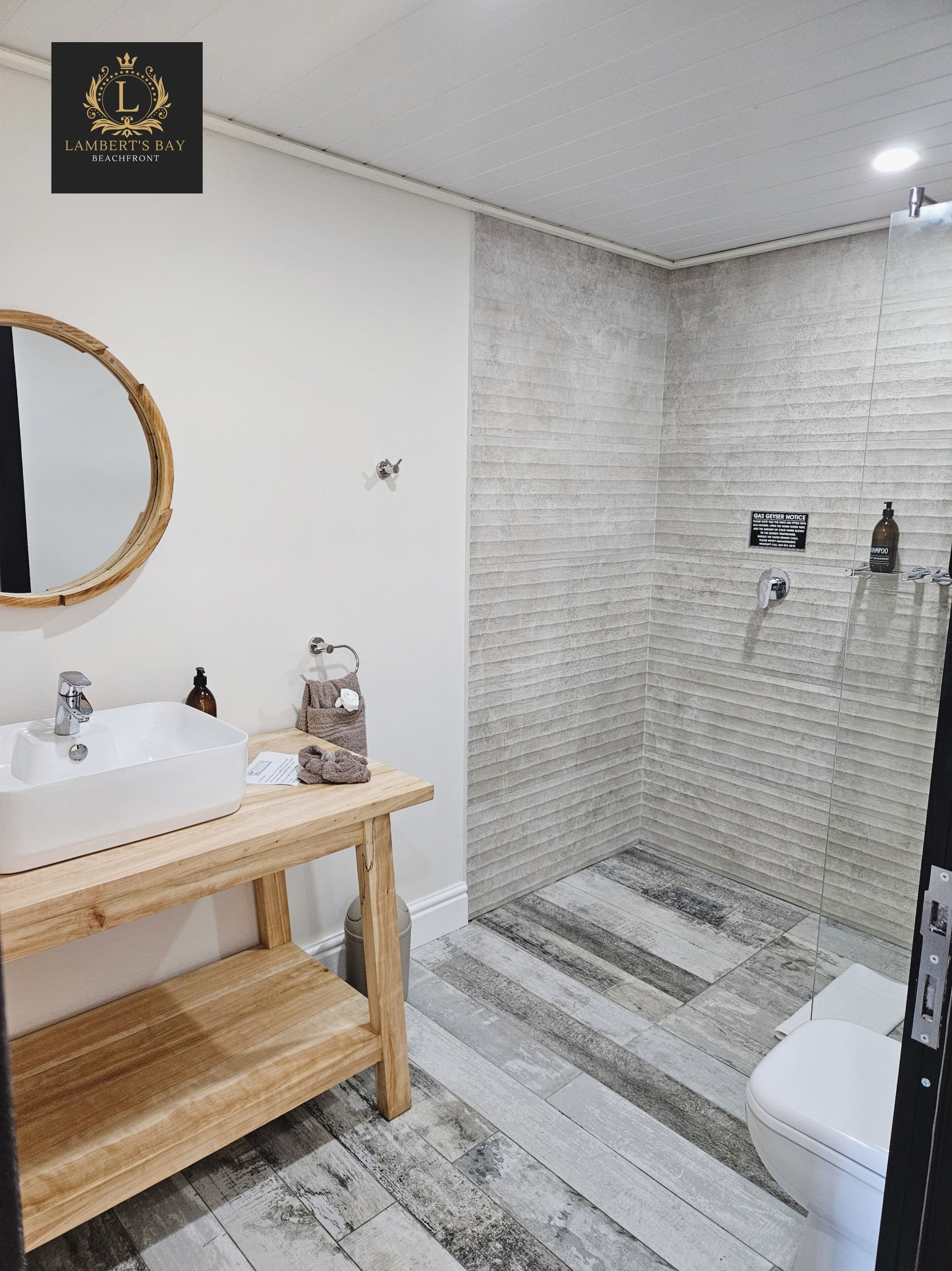 Deluxe Room | Bathroom | Shower, rainfall showerhead, free toiletries, hair dryer