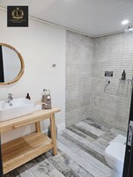 Quarto luxo | Banheiro | Chuveiro, chuveiro com efeito de chuva, produtos de toalete grátis 