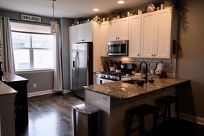 Réfrigérateur, four à micro-ondes, un four, surface de cuisson