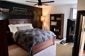 4 chambres, bureau, fer et planche à repasser, lit de bébé portatif