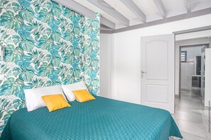3 bedrooms, travel crib, WiFi, bed sheets