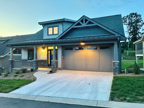 Spacious mountain getaway on golf course, near trails, waterfalls & breweries!