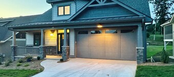 Spacious mountain getaway on golf course, near trails, waterfalls & breweries!