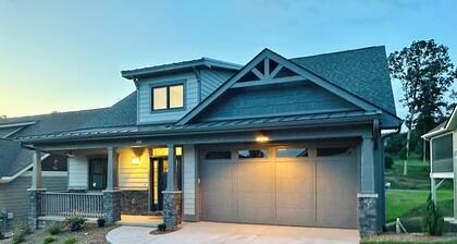 Spacious mountain getaway on golf course, near trails, waterfalls & breweries!