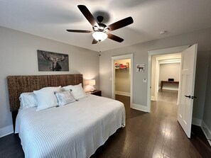 4 makuuhuonetta, työpöytä, ilmainen Wi-Fi, vuodevaatteet