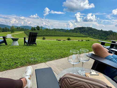 Spacious mountain getaway on golf course, near trails, waterfalls & breweries!