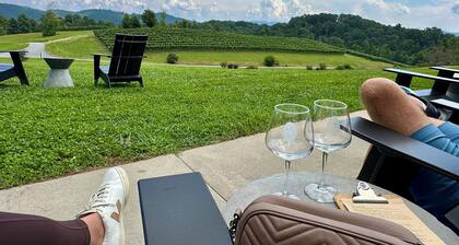 Spacious mountain getaway on golf course, near trails, waterfalls & breweries!