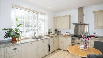 Refrigerador, lavavajillas, tetera/pava eléctrica, tostadora