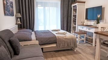 1 bedroom, desk, internet