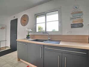 Een koelkast, een microgolfoven, een oven, een vaatwasser