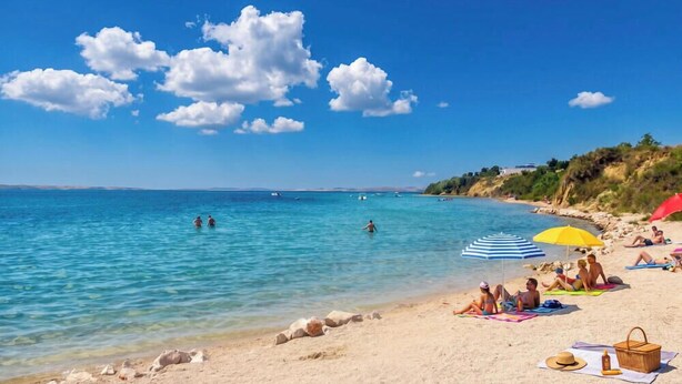 Une plage avec une eau d’un bleu limpide, des gens qui se baignent et des vacanciers qui se détendent sous des parasols.
