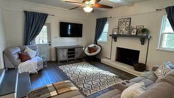 Smart TV, chimenea y oficina