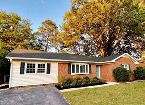 Exterior - Ultimate Family Getaway: Private Pool & Hot Tub, Game Rooms & Playground (Fayetteville)