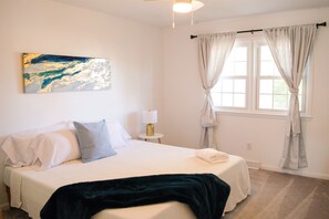 4 chambres, bureau, fer et planche à repasser, lit parapluie