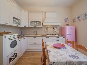 Kühlschrank, Ofen, Geschirrspüler, Kochgeschirr/Geschirr/Besteck