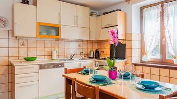 Kühlschrank, Mikrowelle, Ofen, Geschirrspüler