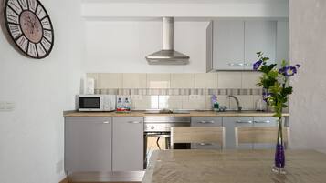 Fridge, microwave, oven, coffee/tea maker