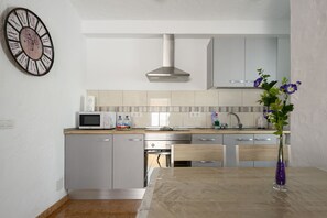 Refrigerador, microondas, horno y cafetera y tetera 