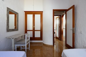 Cofres nos quartos, ferros/tábuas de passar roupa, berço de viagem