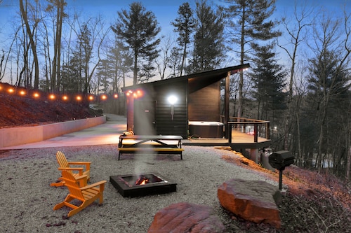 Zenplicity Cabin. Pet friendly, views, hot tub, smart home! 5 minutes from TGSP