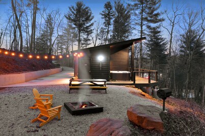 Zenplicity Cabin. Pet friendly, views, hot tub, smart home! 5 minutes from TGSP