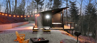 Zenplicity Cabin. Pet friendly, views, hot tub, smart home! 5 minutes from TGSP
