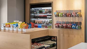 Exposição de bebidas e lanches em uma loja.
