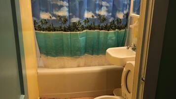Appartamento, 2 camere da letto | Bagno | Asciugamani, shampoo, carta igienica