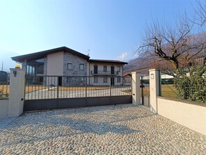 Front of property - Winter Spring Summer Apartments (Mergozzo)