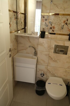 Shower, towels - Deadel Hotel (Antalya)