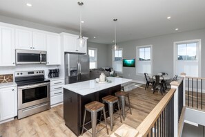 Kjøleskap, mikrobølgeovn, ovn og kokeplater